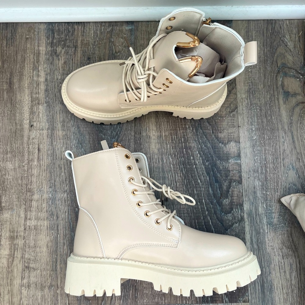 Tan Boots w/ Gold Accents • size 6.5/7 • Kitten Details • Women’s Boots